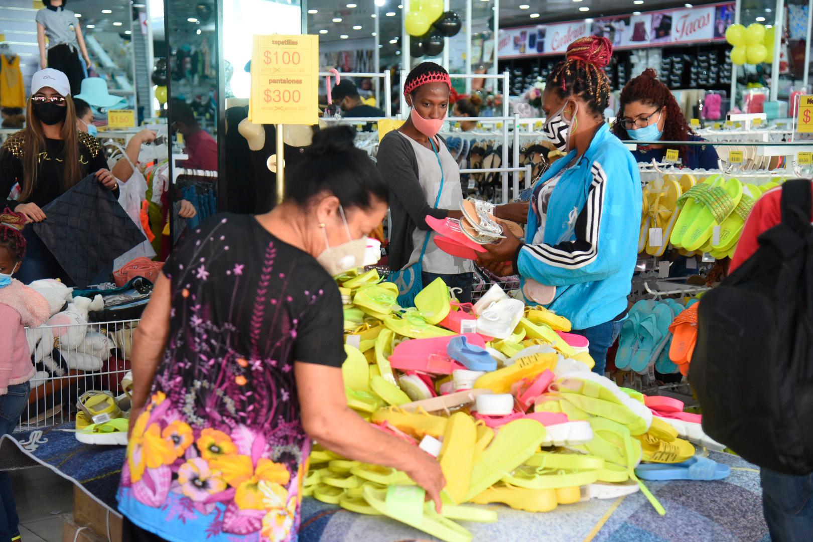  Compradoras revisando las ofertas de un comercio de Santiago.