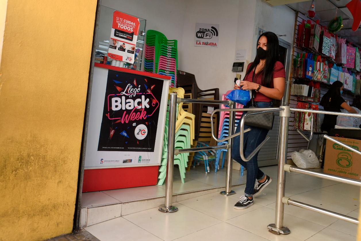 Una clienta sale de un tienda en Santiago.