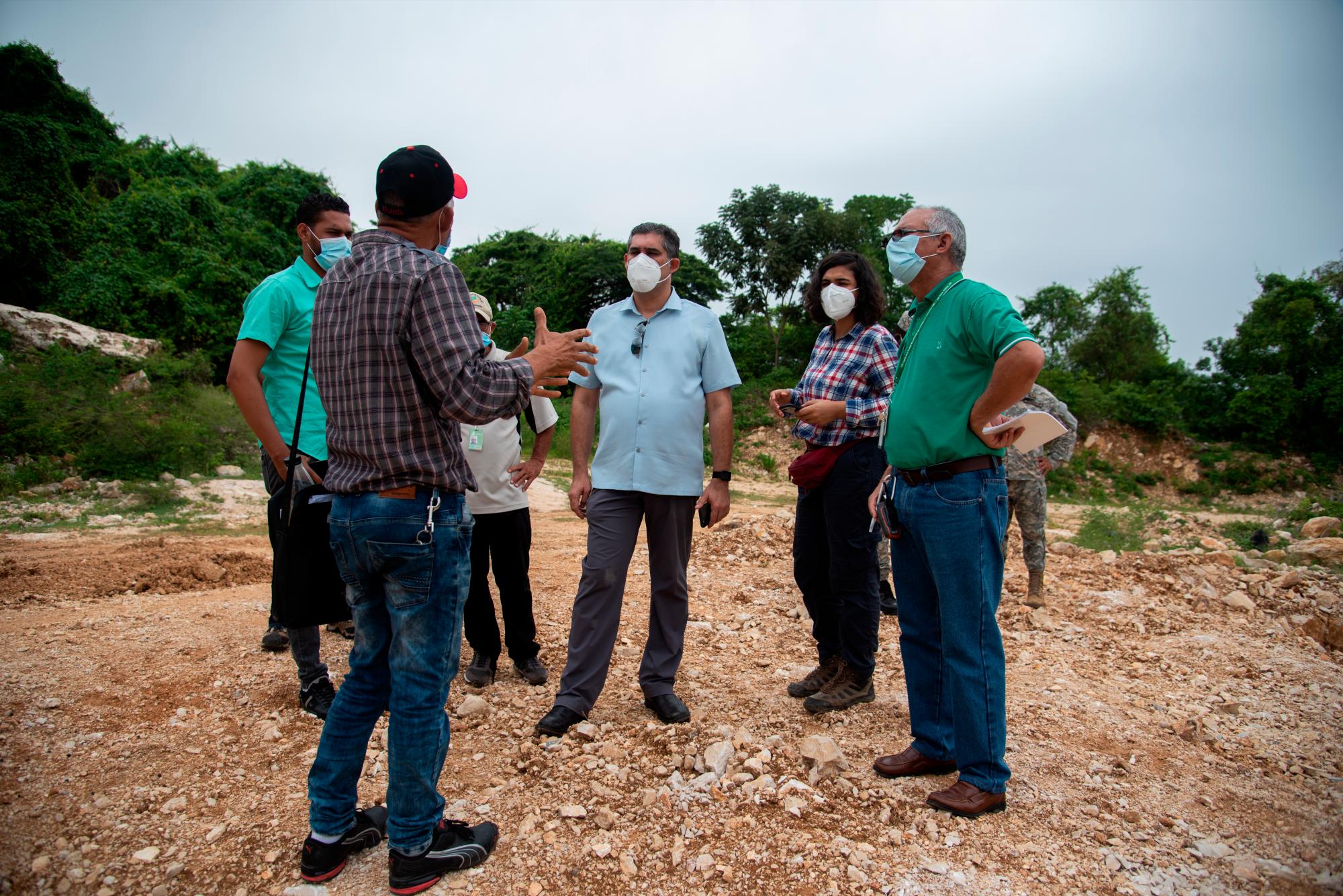 El viceministro de Áreas Protegidas, Federico Franco, conversa con miembros de la Fundación Cuevas del Pomier sobre la situación que amenaza a la reserva.