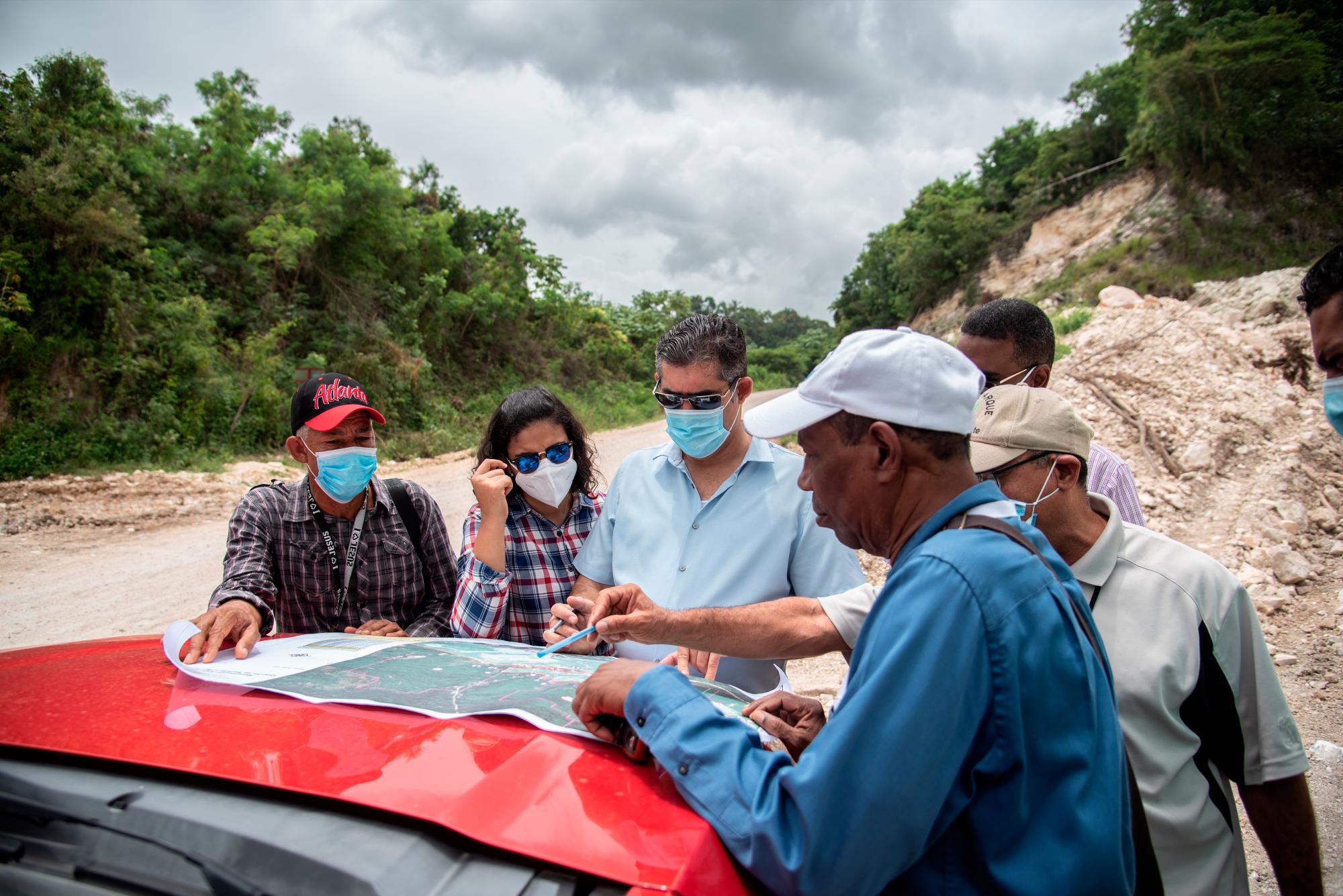 El viceministro de Áreas Protegidas y personal del Ministerio de Medio Ambiente estudian un mapa de las concesiones y el área protegida.