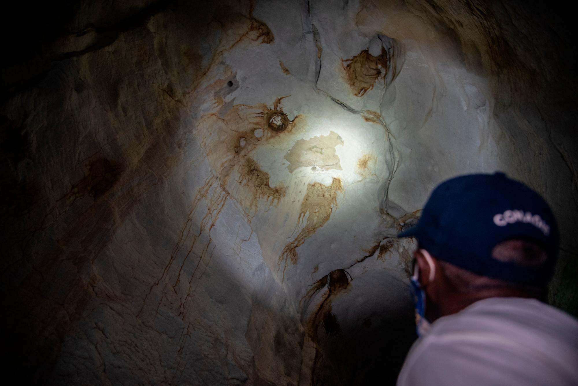 Cuchi señalalos agujeros hechos para dinamitar la cueva 4 en la década de los 80.