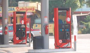 Bajan los dos tipos de gasolina; precios de los demás combustibles suben