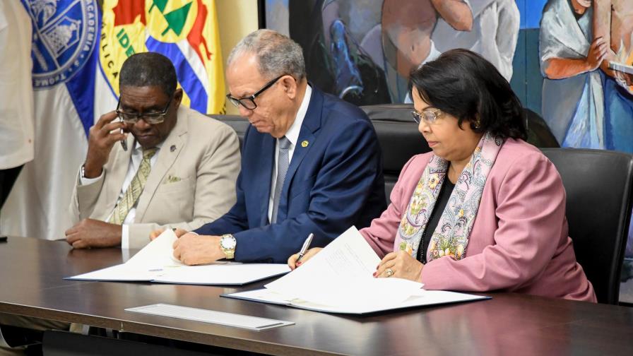 UASD e Idecoop firman convenio para desarrollar programas académicos 