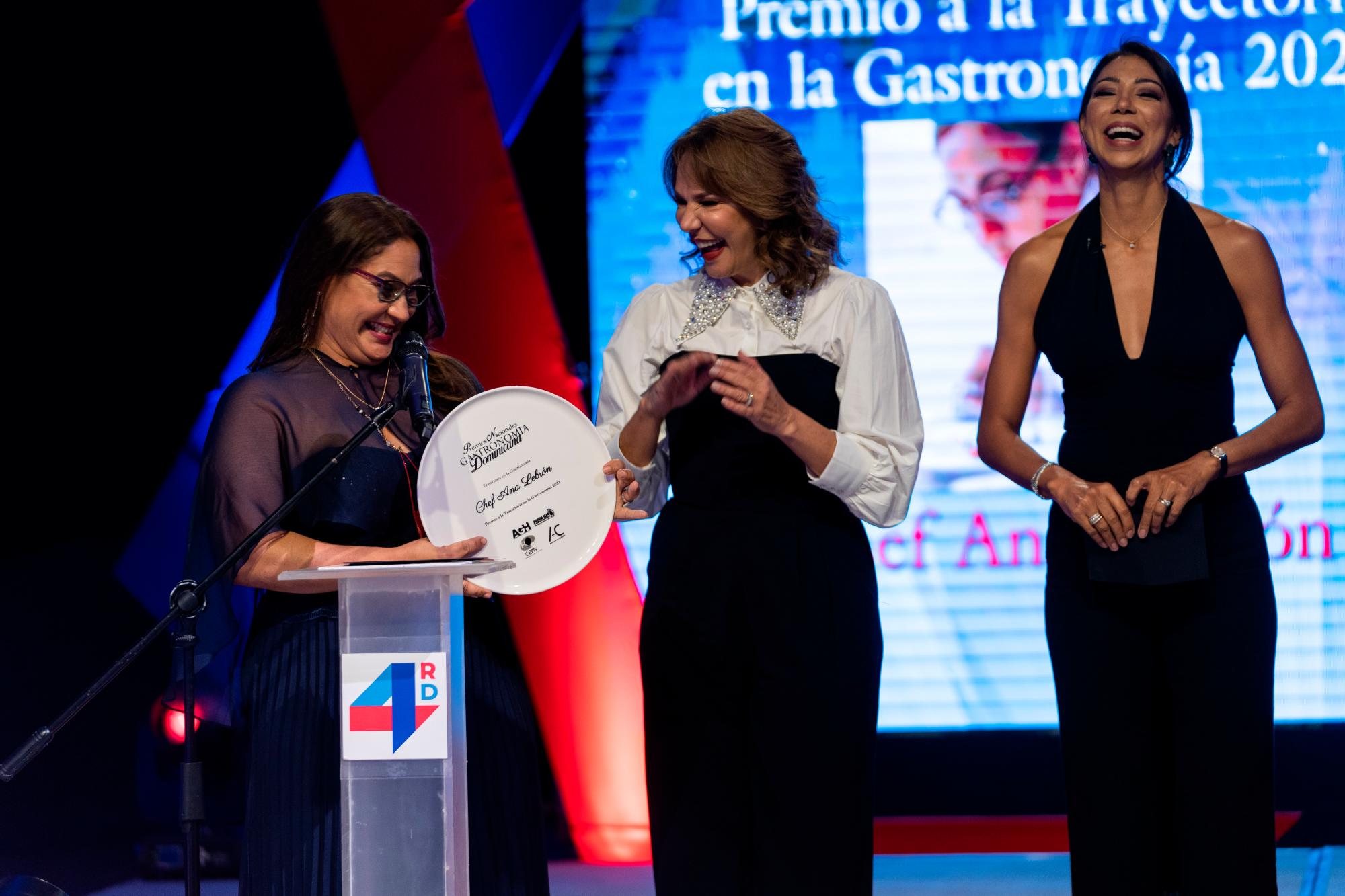 La cheg Ana Lebrón muestra su alegría ante Milagros Germán y Ruth Ocumárez.