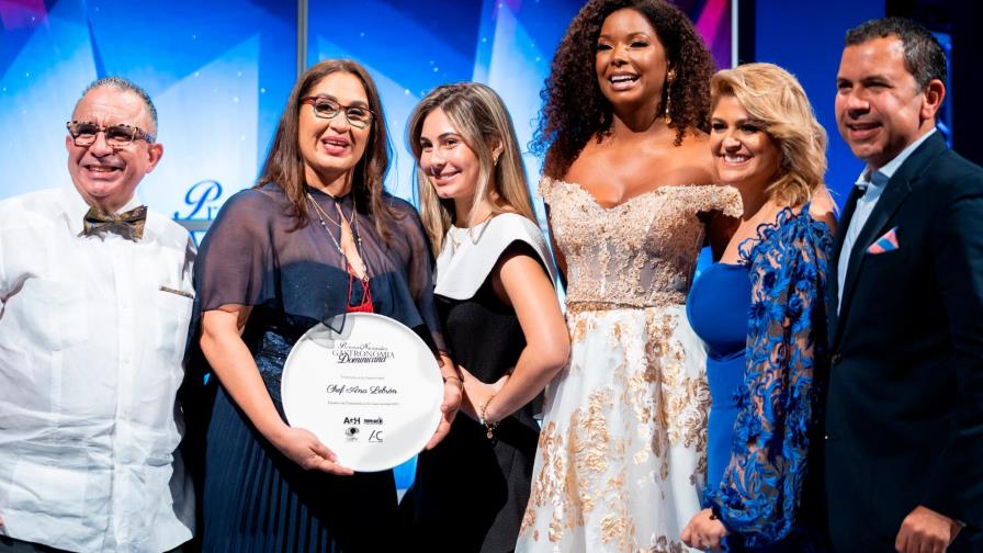 Chef Ana Lebrón recibe premio a mejor trayectoria en Premios Nacionales a la Gastronomía 