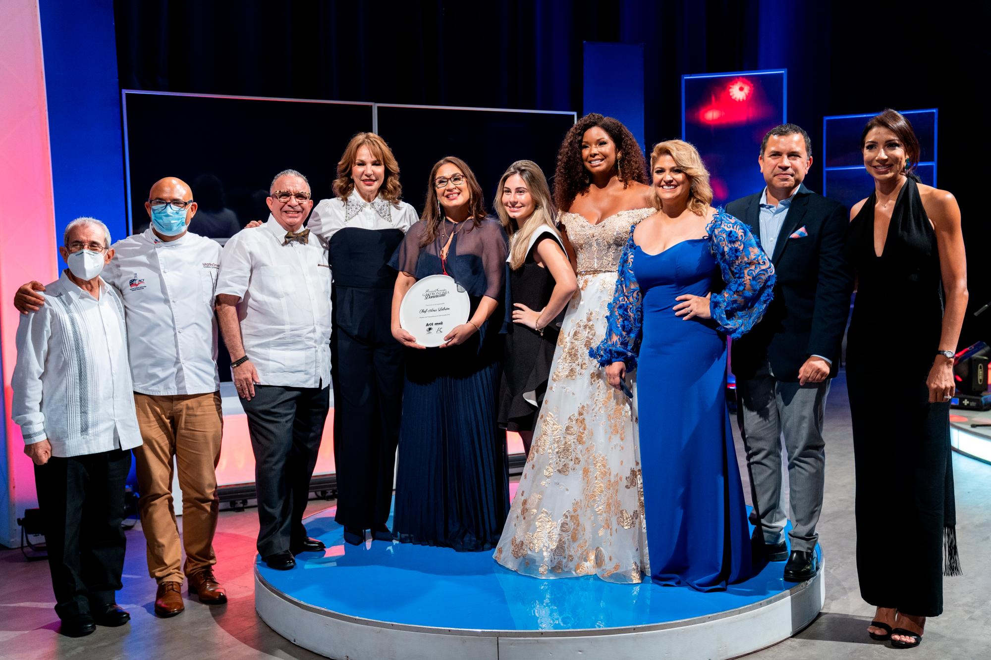 Acompañada del equipo que hizo posible estos premios.