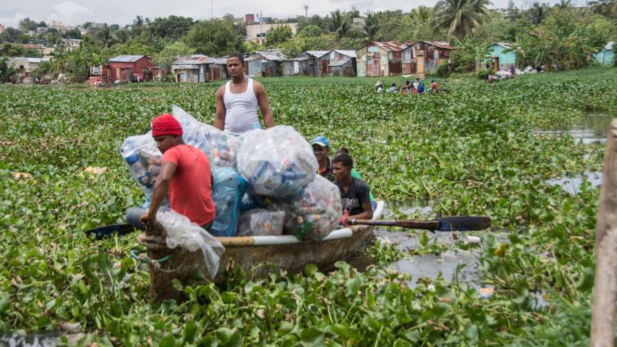 Comunitarios recogen 917 mil libras de plásticos de los ríos Ozama y Yaque del Norte 