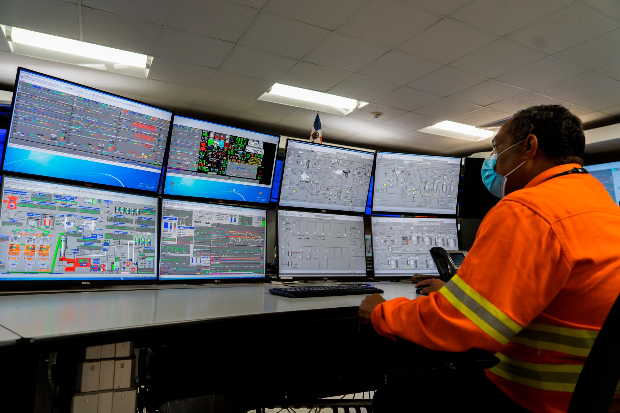 Un trabajador de Barrick en el cuarto de control.