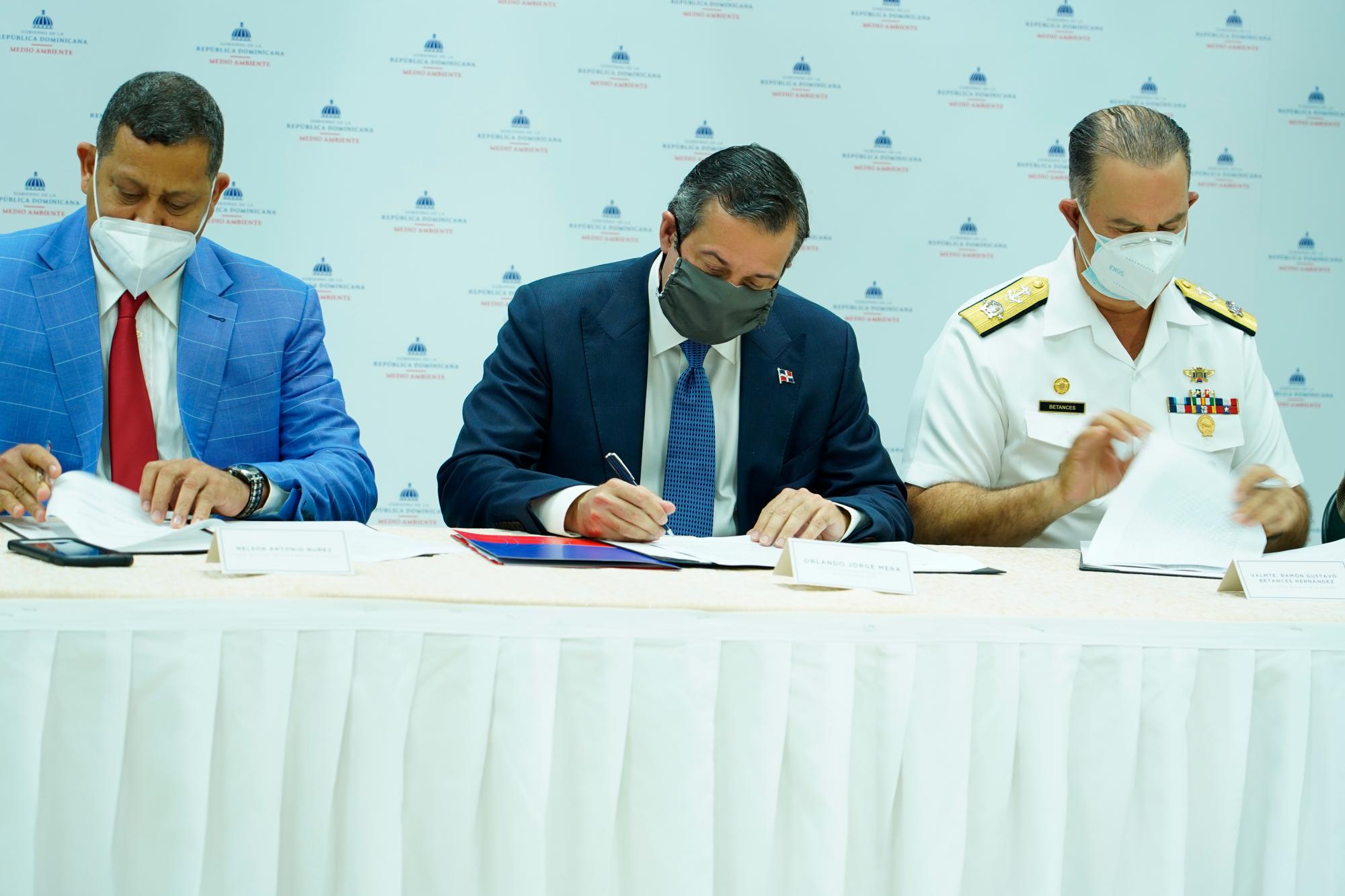 Nelson Antonio Núñez, Orlando Jorge Mera y Ramón Gustavo Betances, durante la firma de acuerdo.