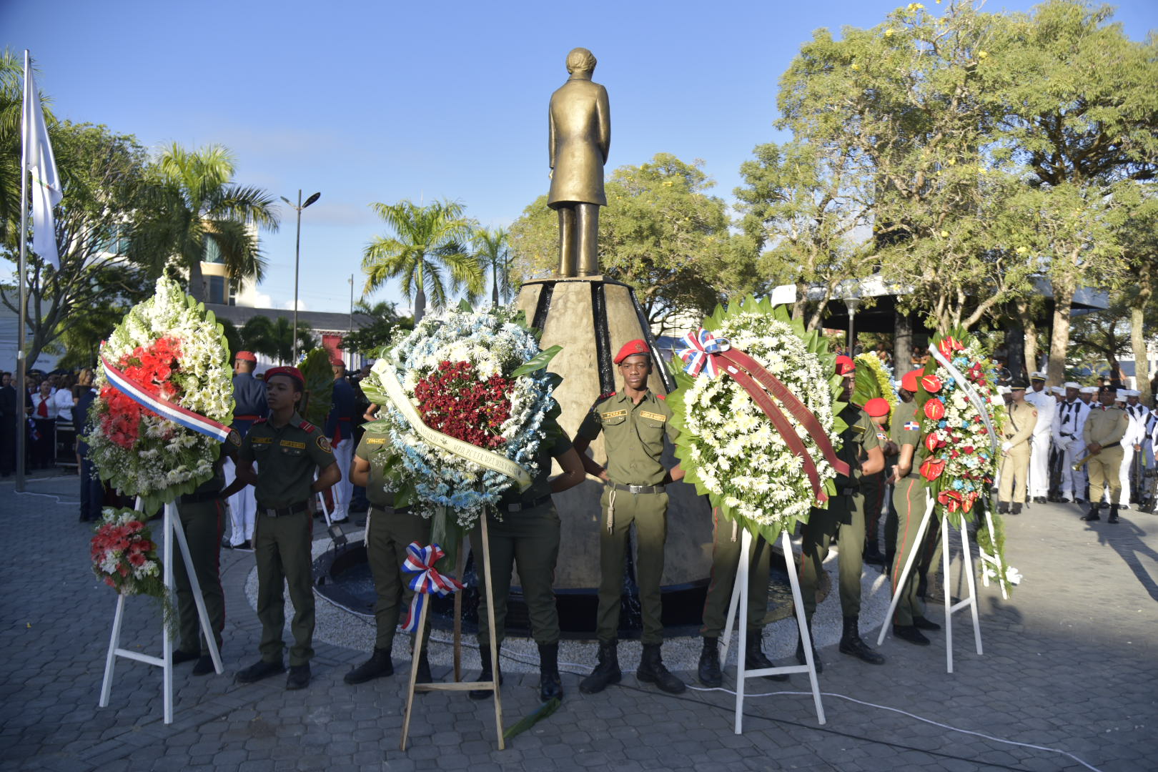 Ofrendas florales por la conmemoración del natalicio de Juan Pablo Duarte.
