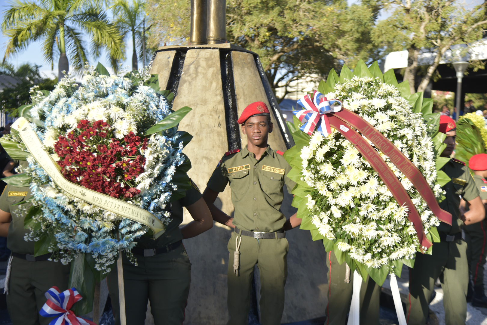 Soldados realizan guardia de honor.