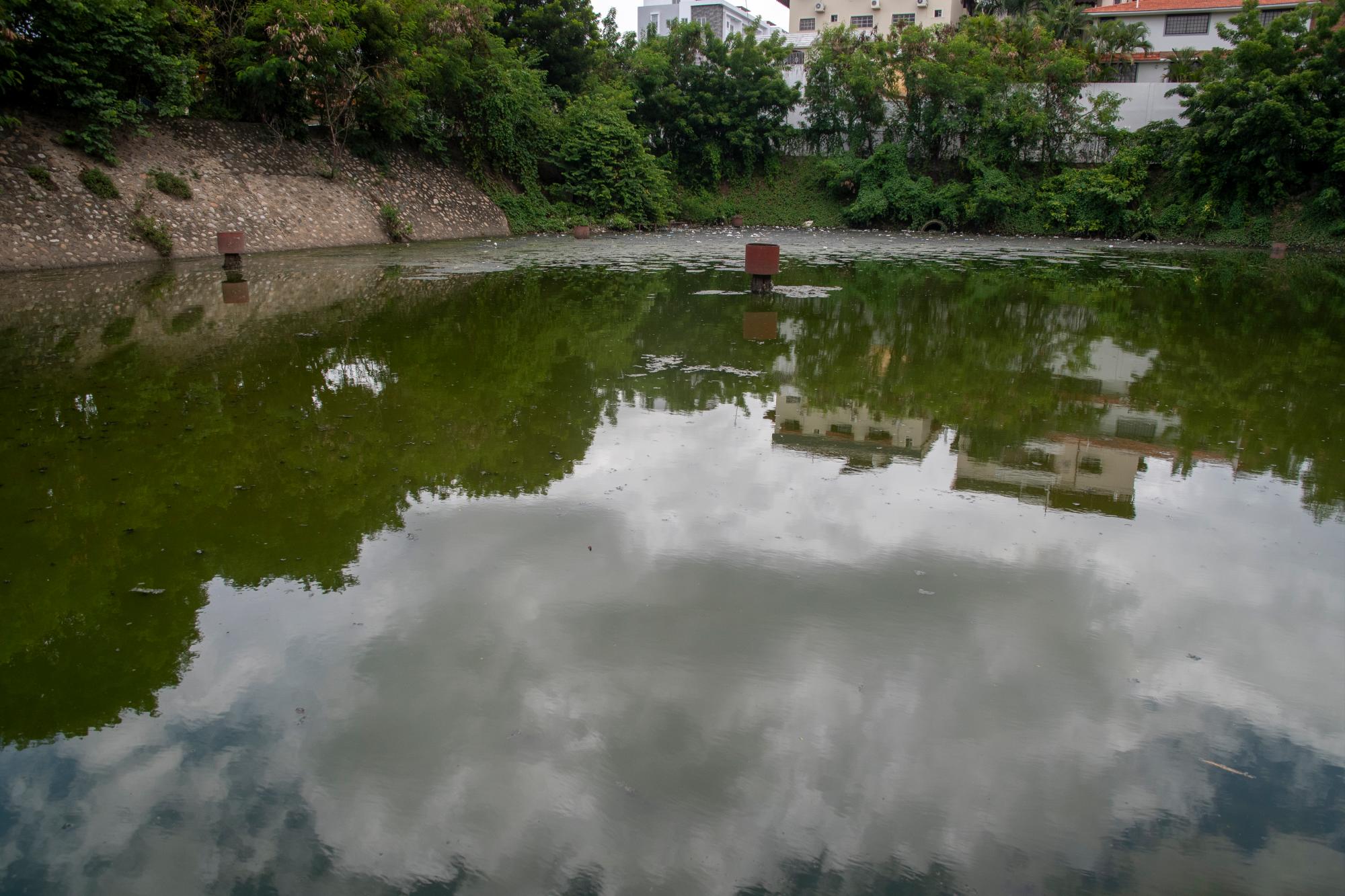 La contaminación se siente en lo alrededores tanto por el mal olor como por las alimañas.