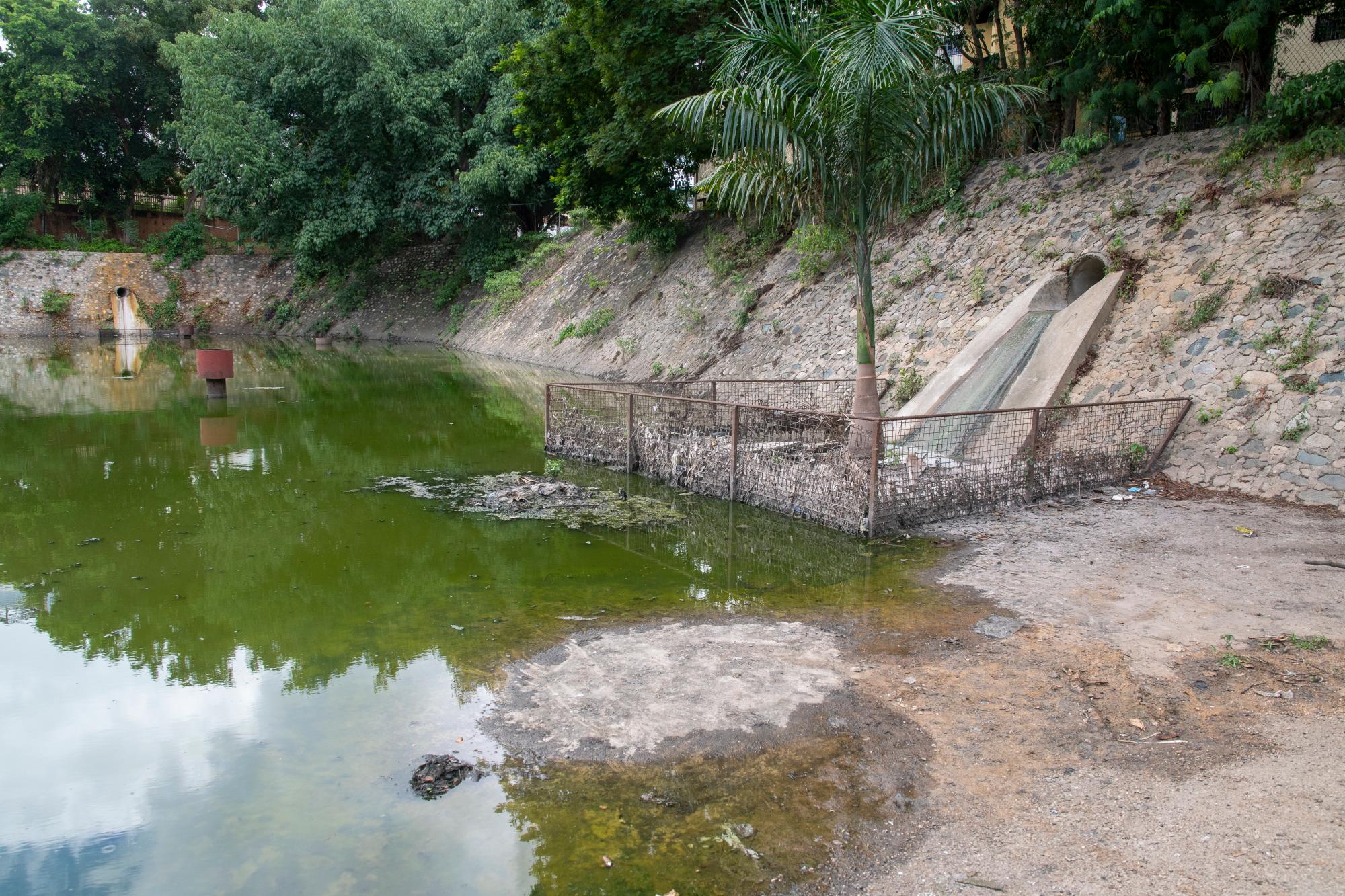 En el lugar descargan sistemas sanitarios cercanos.
