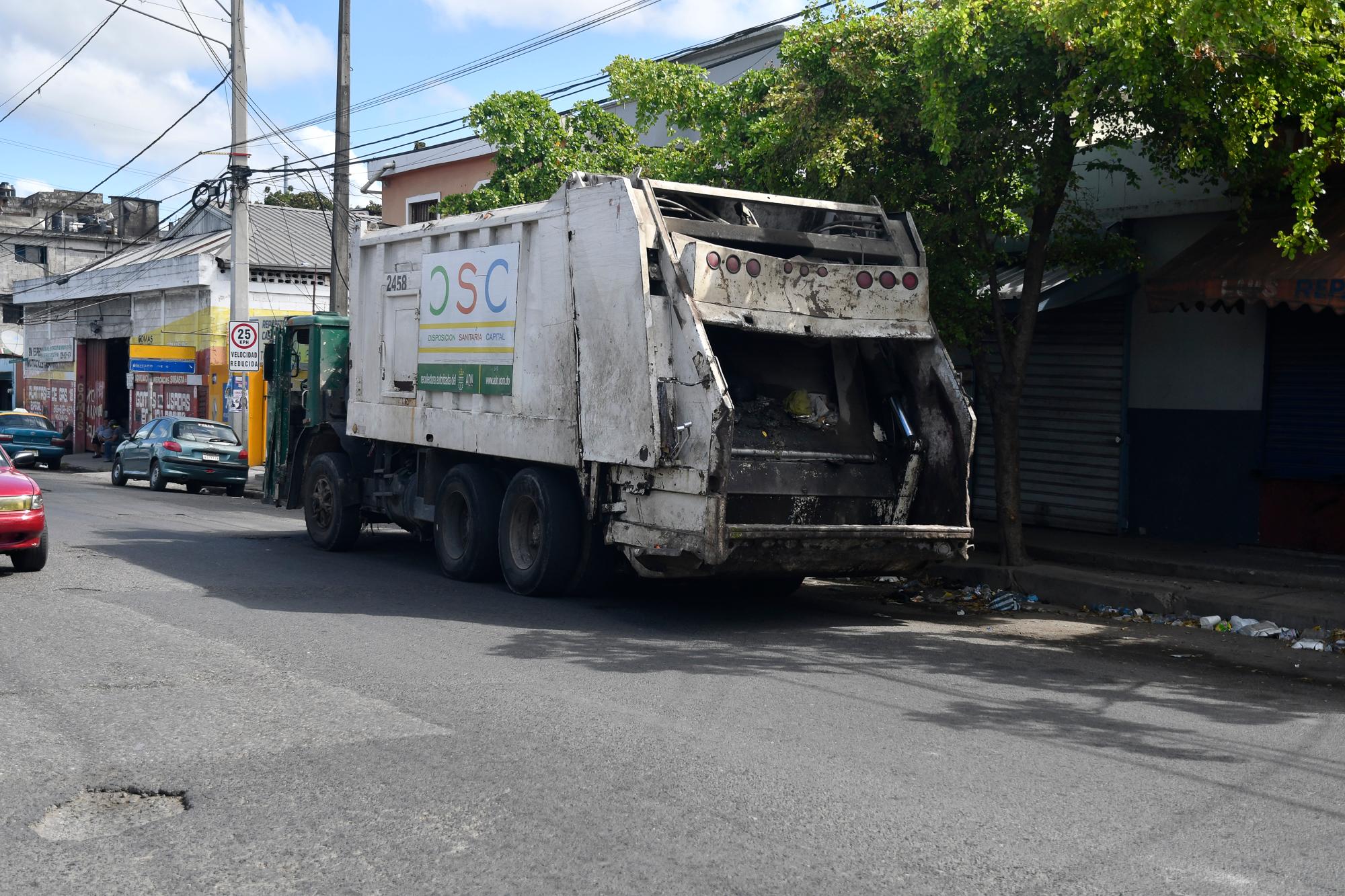 Los camiones de las alcaldías y algunos de Obras Públicas, en el caso de Sabana Perdida, retiraban escombros ayer.