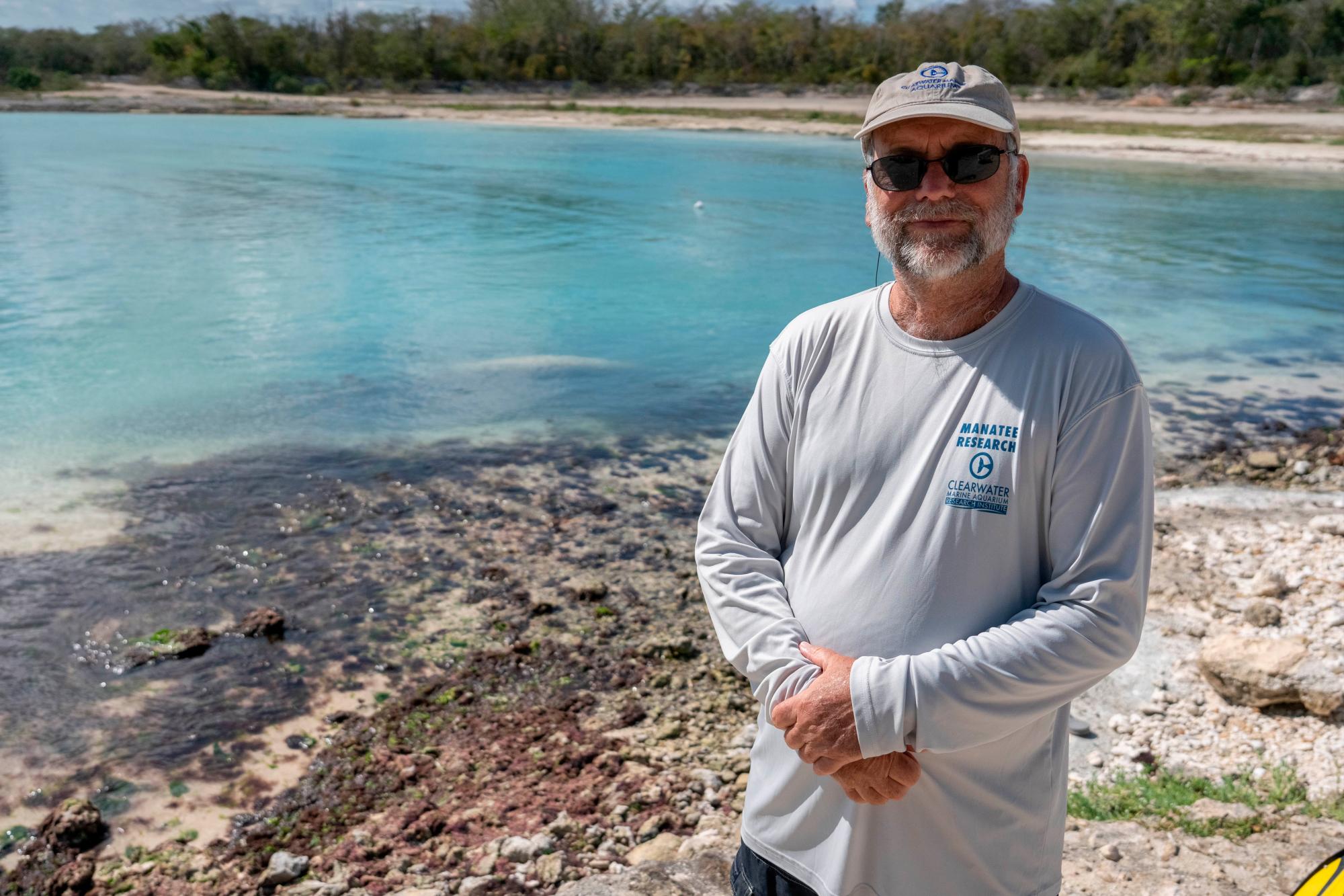 El Dr. Powell es el director ejecutivo de Clearwater Marine Aquarium de los Estados Unidos.