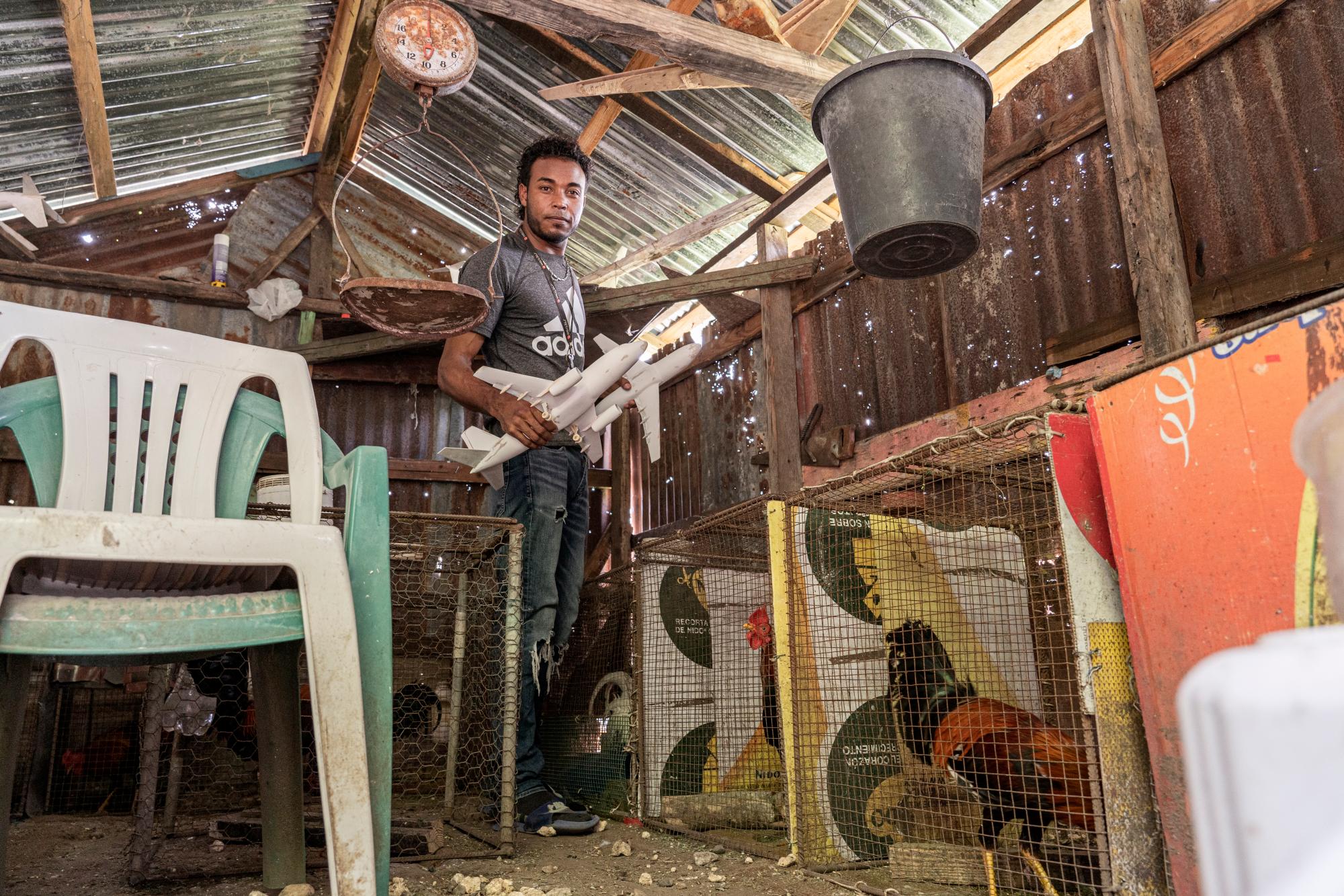 Sueña con comprar un solar en venta cercano a la pista, donde siente que puede tocar con sus manos los aviones de lo bajo que pasan antes de tocar la pista.