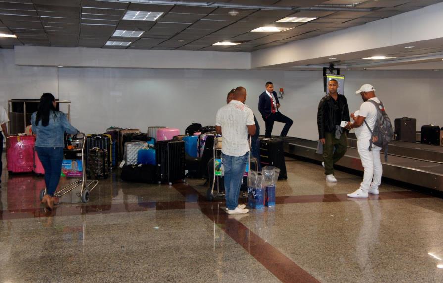 Viajeros del AILA se quejan del caos y de que Aduanas no les ofrece facilidades