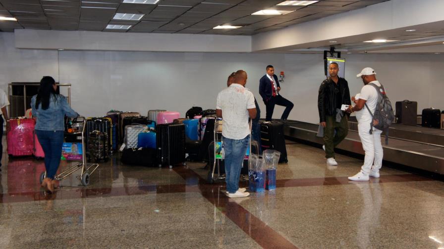 Viajeros del AILA se quejan del caos y de que Aduanas no les ofrece facilidades Viajeros del AILA se quejan del caos y de que Aduanas no les ofrece facilidades
