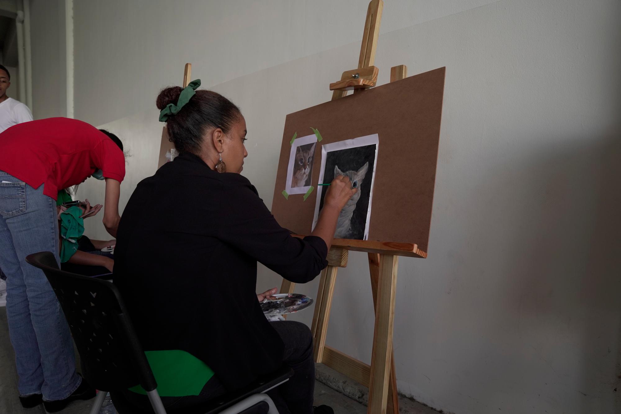 Jóvenes y adultos asisten a las clases