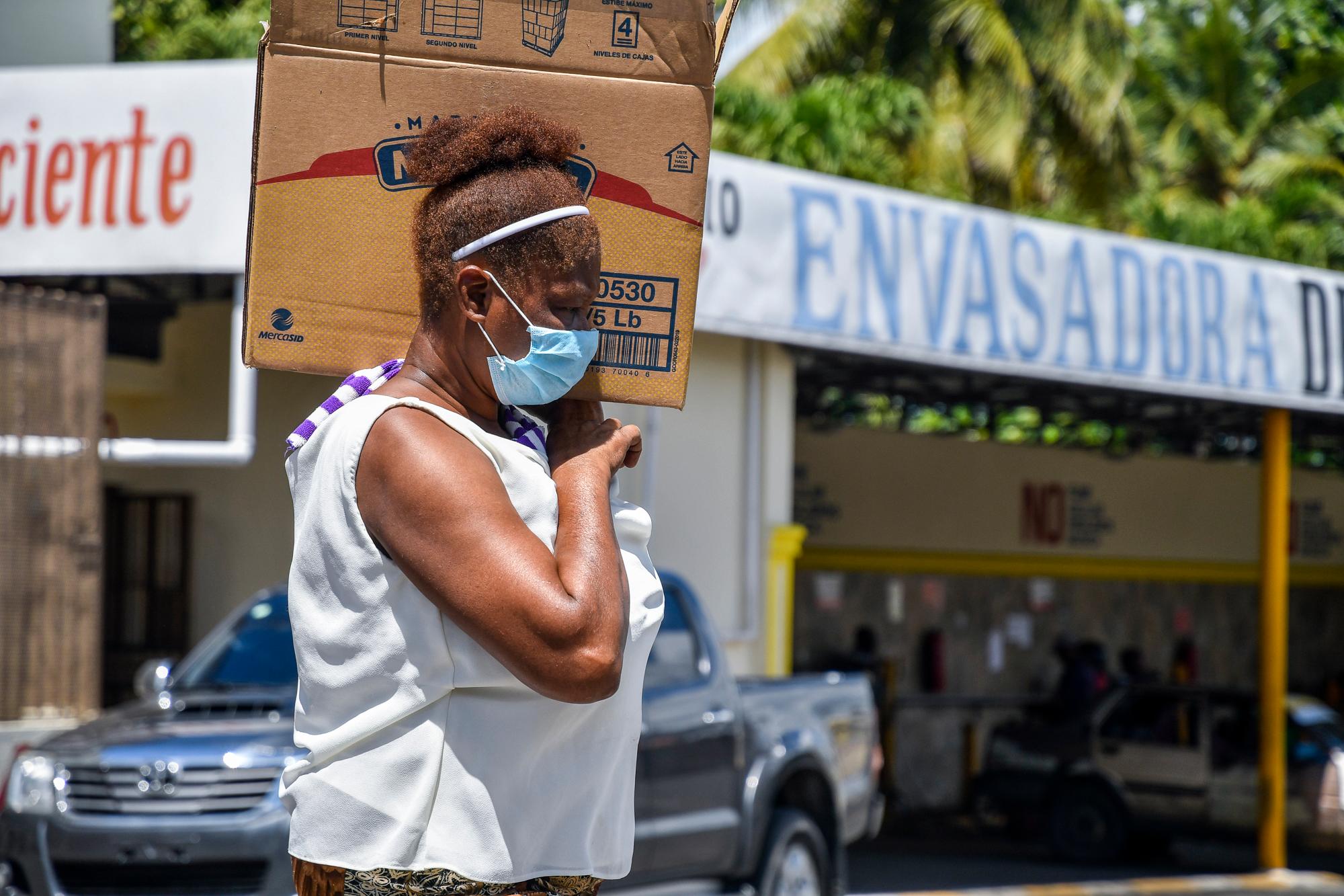 Una señora decidió protegerse con un mascarilla al salir a realizar sus diligencias.