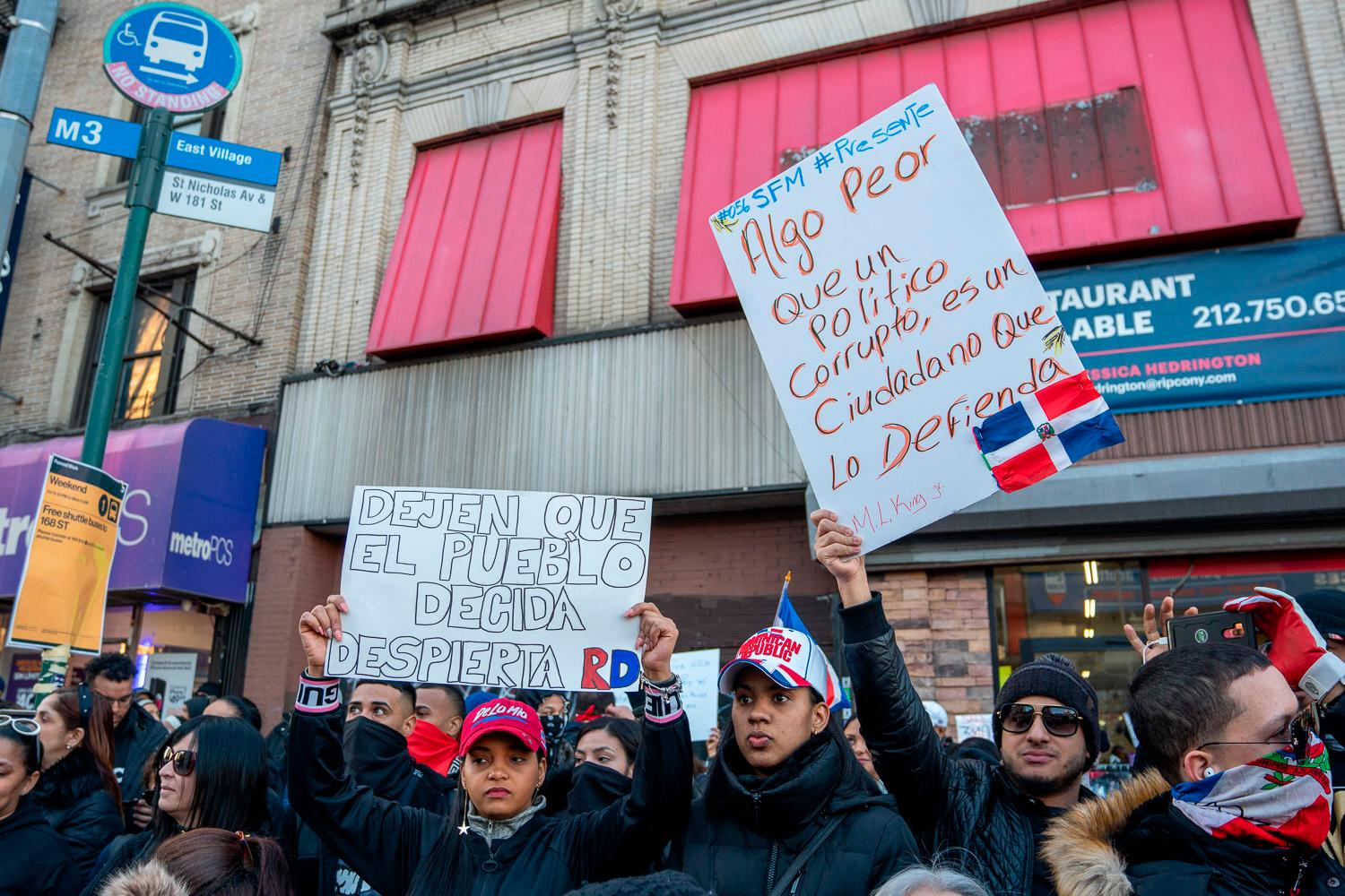 Al igual que las manifestaciones que se realizan en el país, los que participaron en la de Nueva York, fueron vestidos de negro, llevaron pancartas y ondearon la Bandera Nacional.