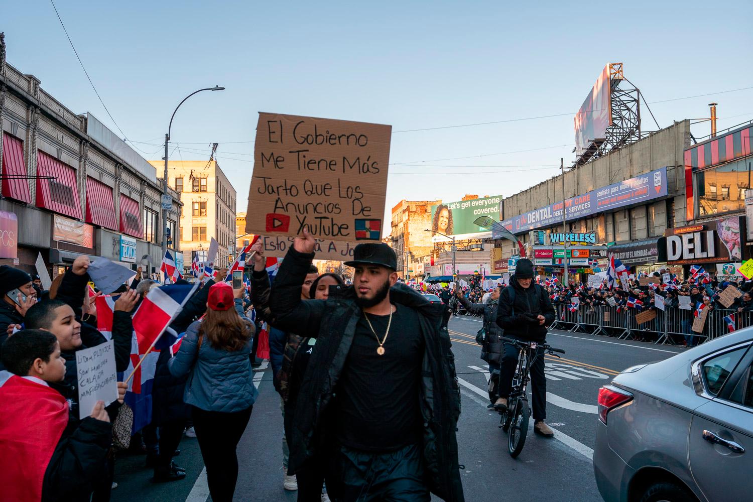 Al igual que las manifestaciones que se realizan en el país, los que participaron en la de Nueva York, fueron vestidos de negro, llevaron pancartas y ondearon la Bandera Nacional.