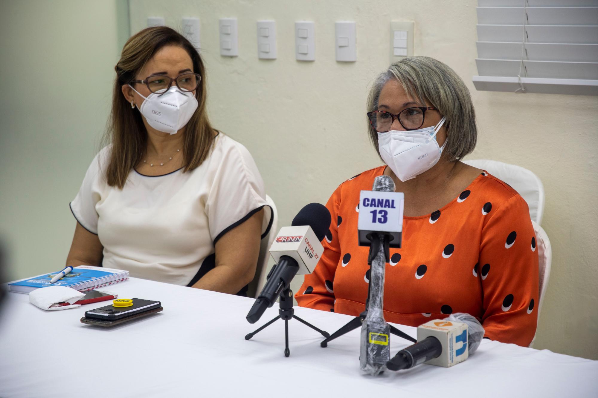 Presidenta del Colegio Dominicano de Bioanalistas (Codobio), Alba Suriel, acompañada de otros representantes del gremio.