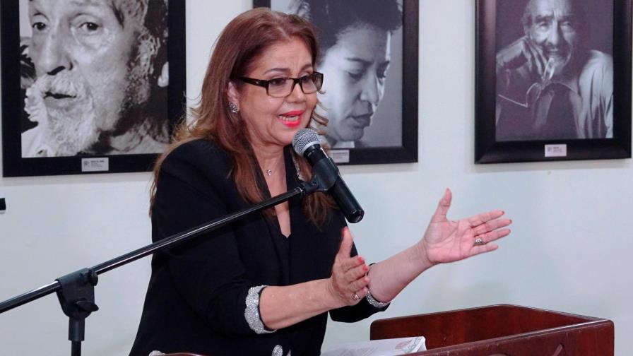 Olga Lara recoge vivencias en poemario “Cosas del alma: a la luz de la psicología”