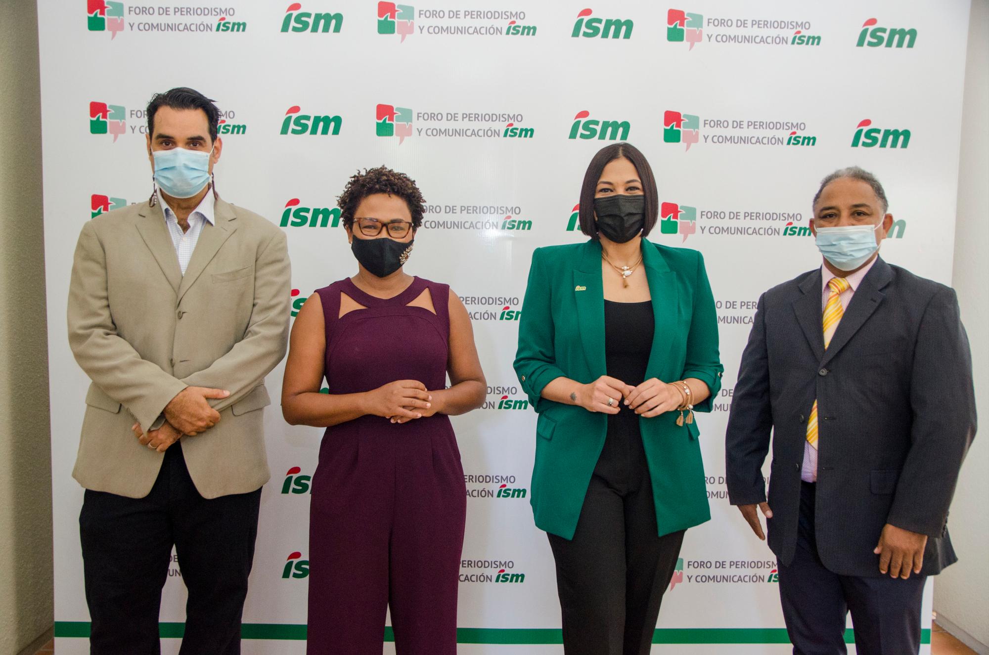 Los panelistas Edgar Argüello, Edith Febles y Aurelio Henríquez,  junto a Lizzie González de ISM.