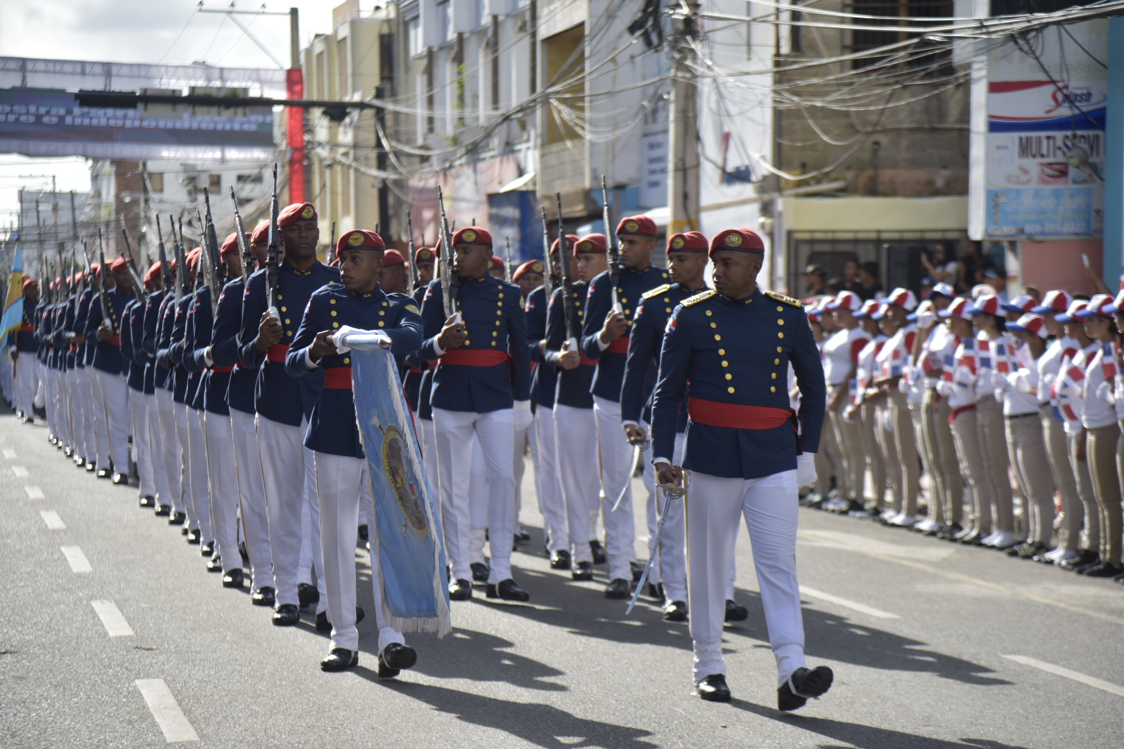 Militares realizaron el tradicional desfile.