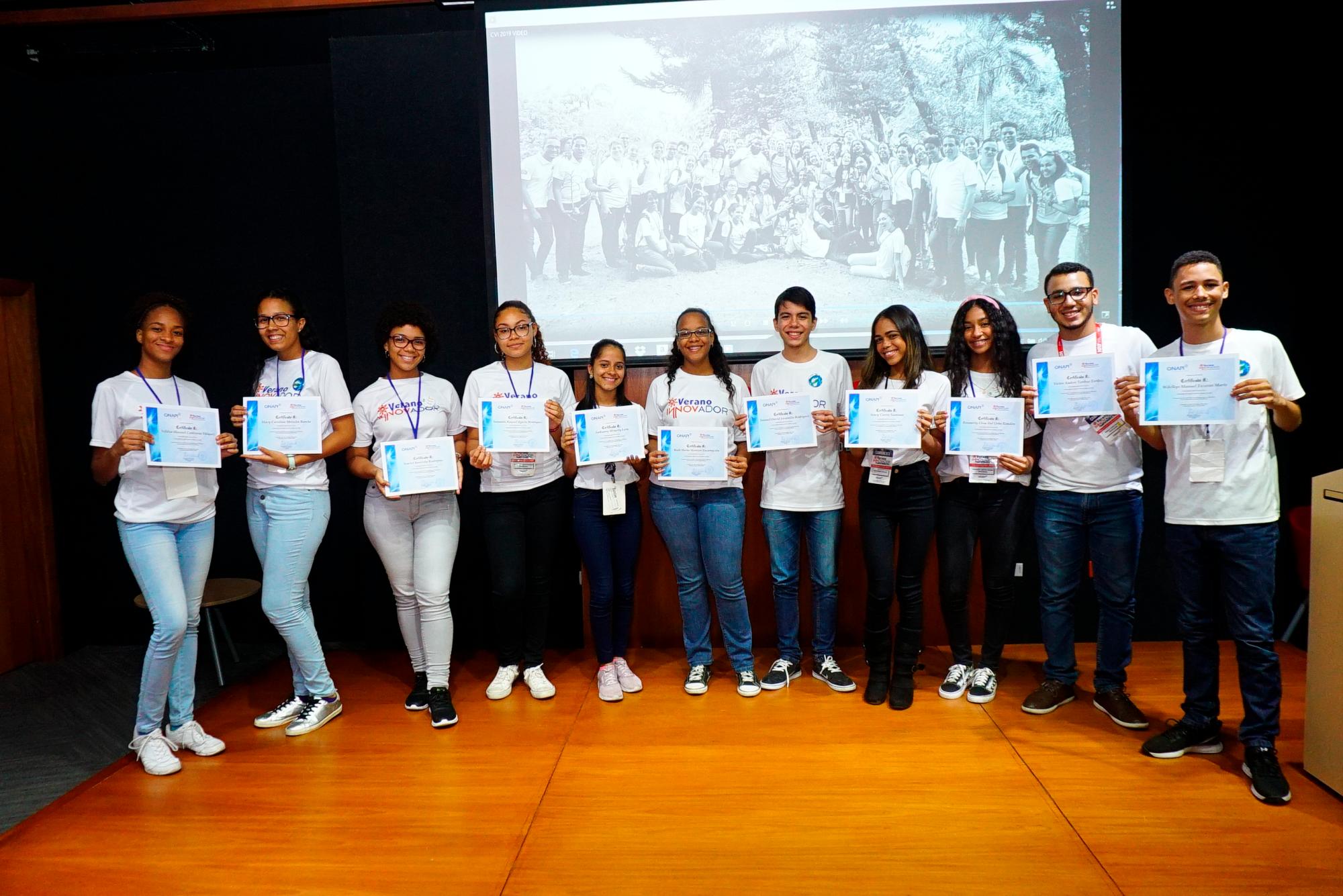 Los bachilleres meritorios fueron certificados por sus innovaciones y calificaciones sobresalientes.