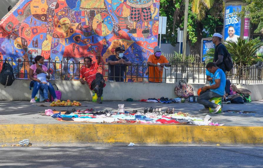 Los vendedores informales desalojan alrededores de los hospitales de la capital
