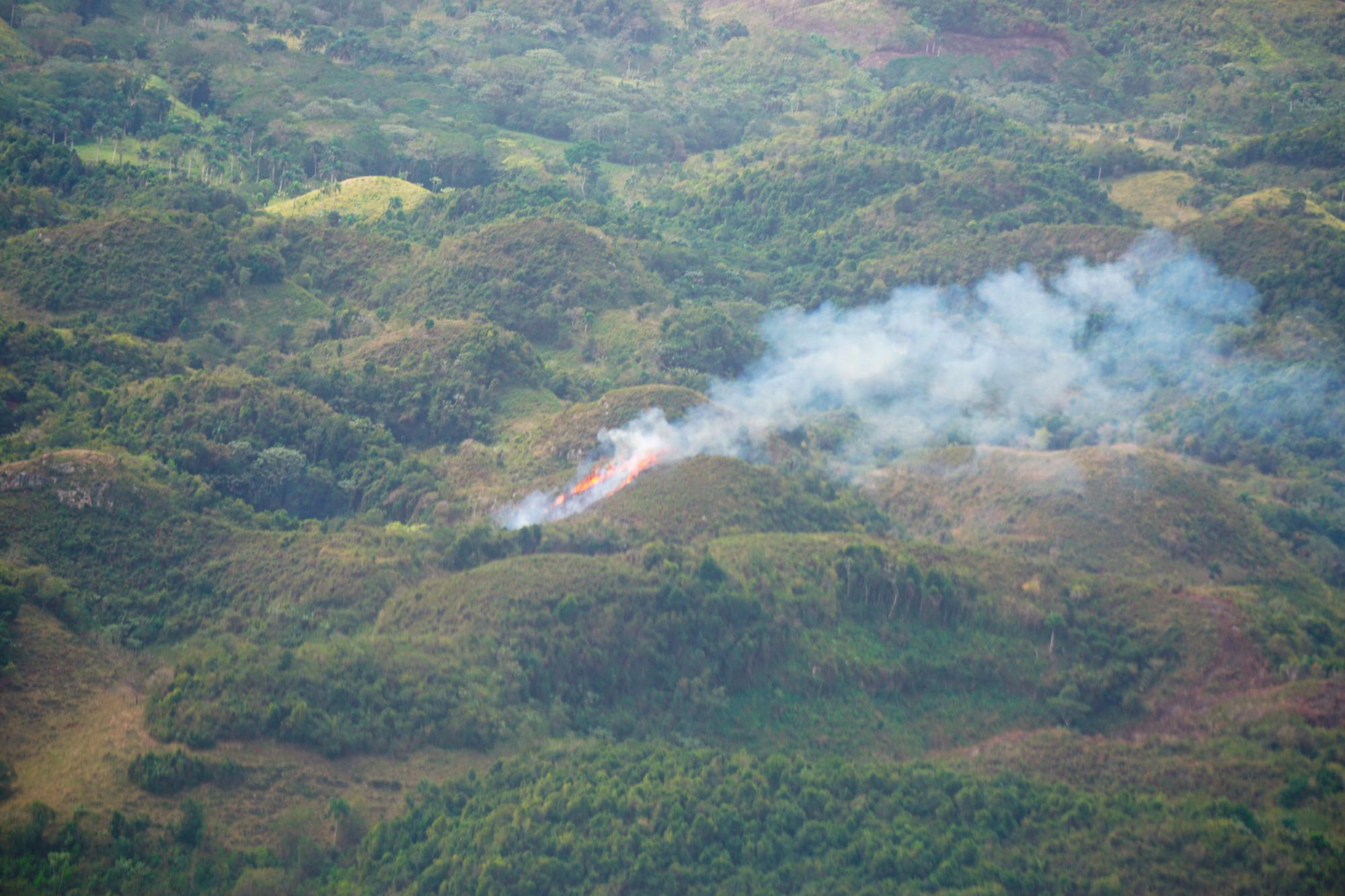 Fuego en uno de los mogotes para abrir paso a la agricultura.