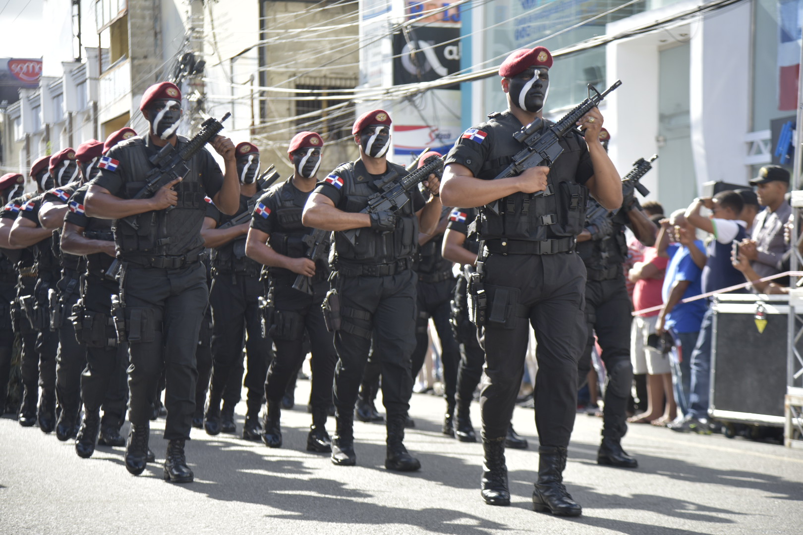 Militares realizaron el tradicional desfile.