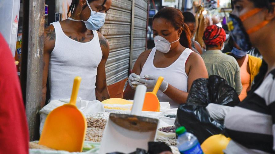 Vendedores agrícolas vuelven a ocupar puente de avenida Paseo Reyes Católicos con Máximo Gómez