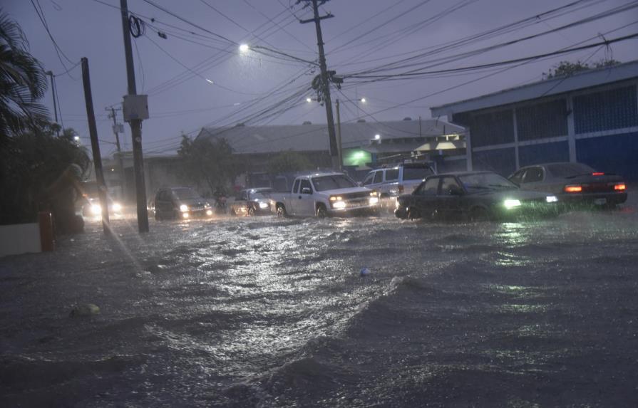 Lluvias provocan inundaciones momentáneas en calles y avenidas de Santiago