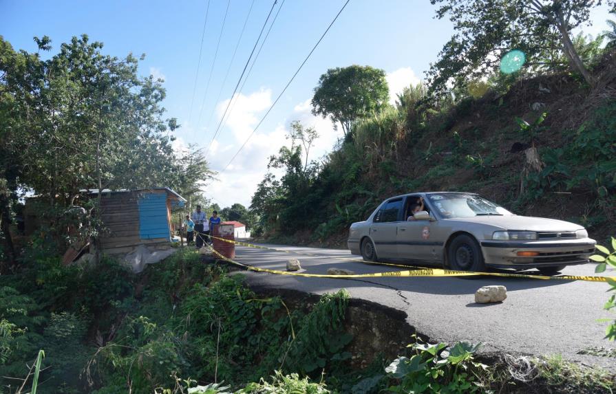 Denuncian deslizamiento tierra en carretera Moca-Villa Trina
