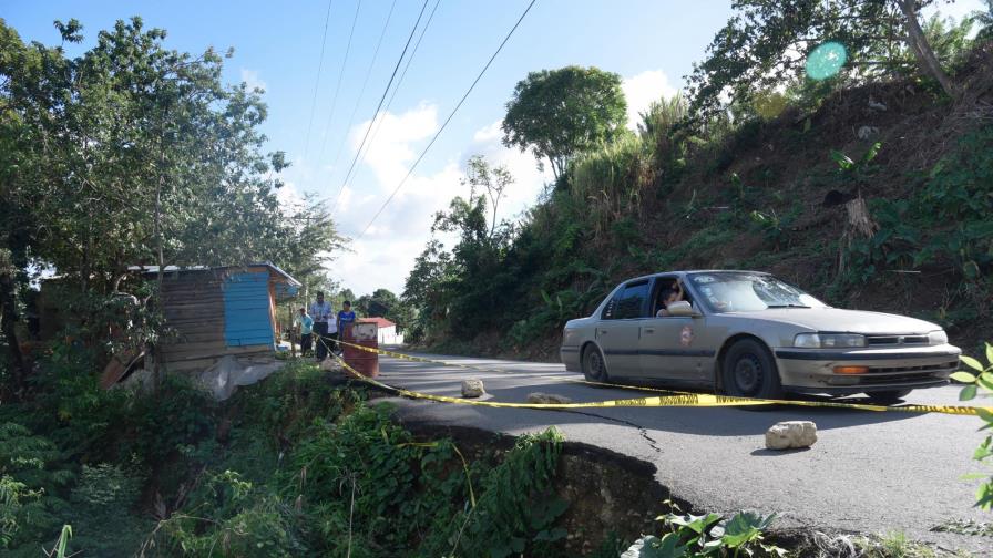 Denuncian deslizamiento tierra en carretera Moca-Villa Trina