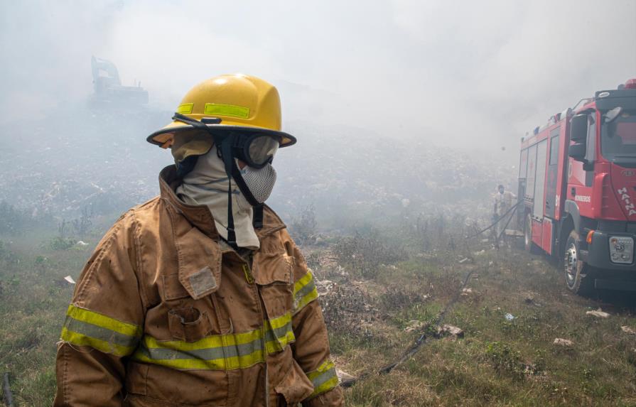 Bomberos de Haina trabajan en incendio “a mano pelada”