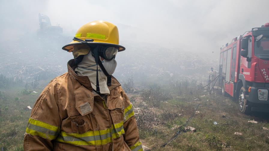 Bomberos de Haina trabajan en incendio “a mano pelada” Bomberos de Haina trabajan en incendio “a mano pelada”