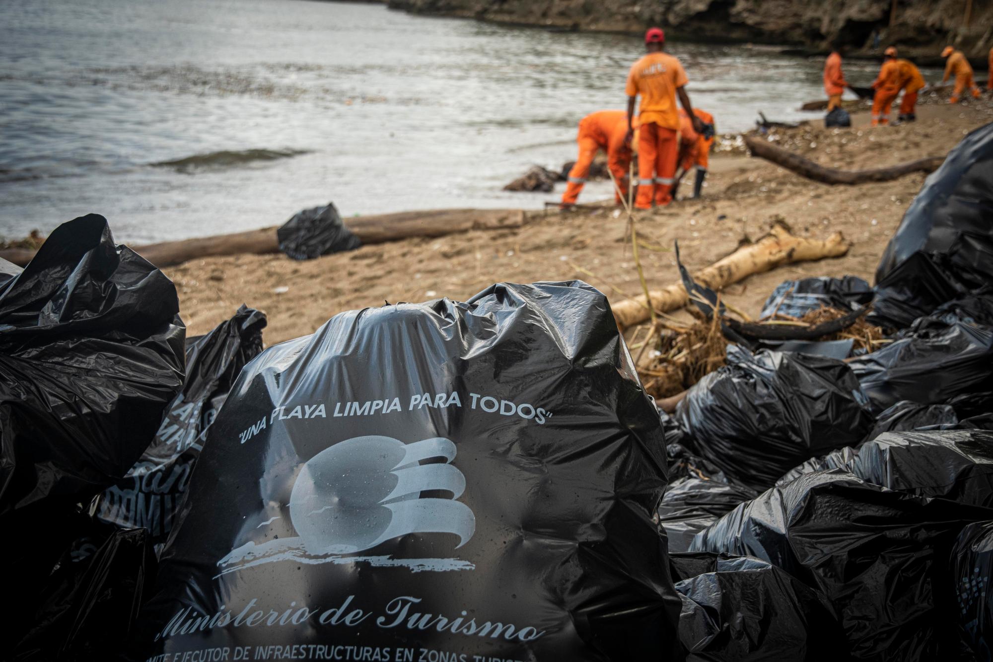 Trabajadores de Obras Públicas en plena acción.