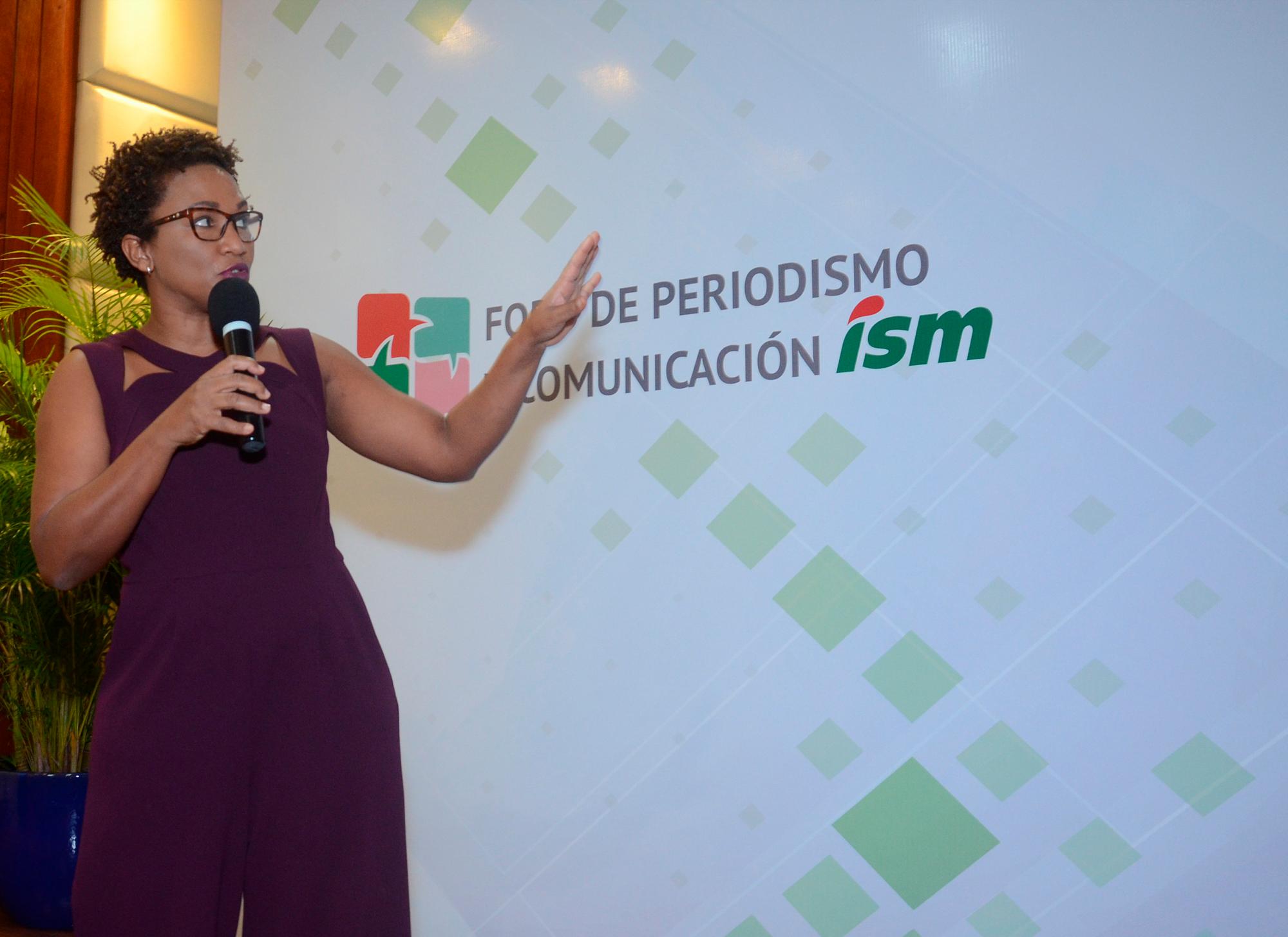Edith Febles durante su participación en el foro.