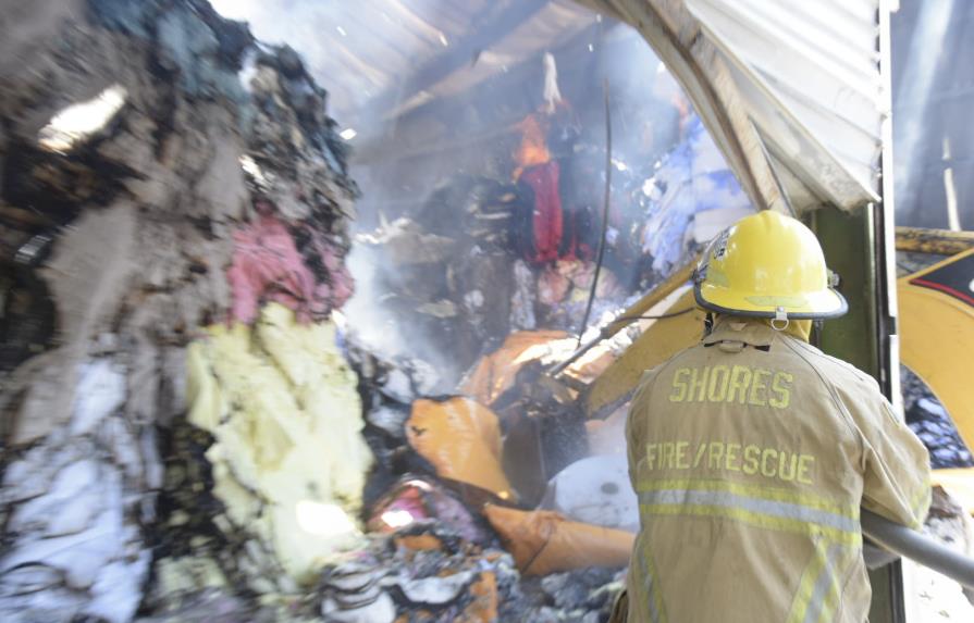 40 unidades de bomberos enfrentaron fuego que afectó fábrica de papel en Puñal
