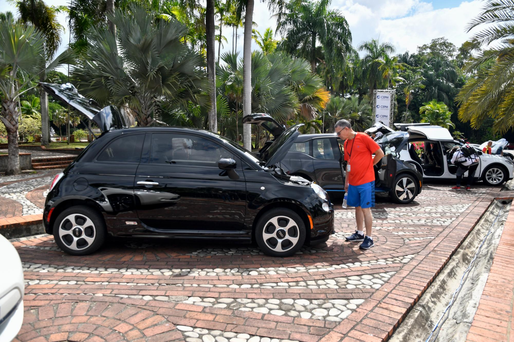 Una de los asistentes a la actividad observa un Fiat 500 Eléctrico.
