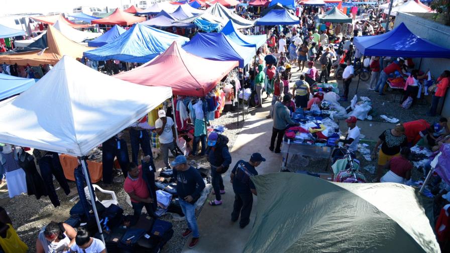 Cierran nuevamente mercado de pulgas en Santiago por aumento de casos de COVID-19 Cierran nuevamente mercado de pulgas en Santiago por aumento de casos de COVID-19