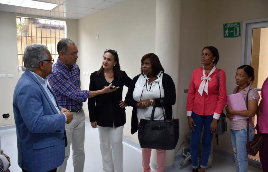 Ministro de Salud inspecciona hospitales de la zona Este por casos de dengue