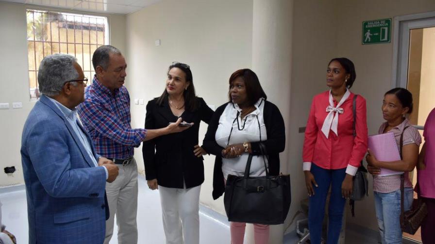 Ministro de Salud inspecciona hospitales de la zona Este por casos de dengue