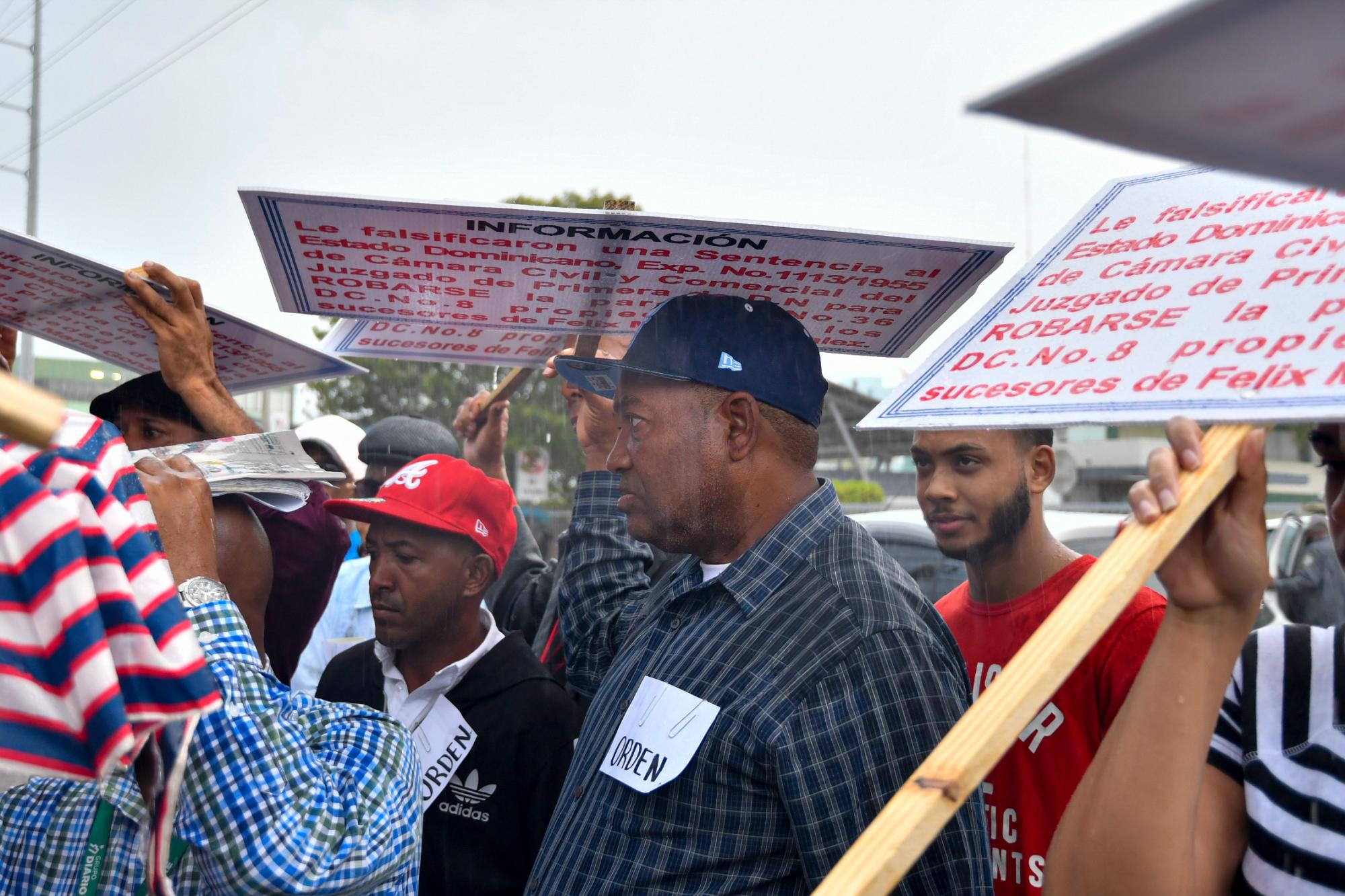 Los reclamantes hablaron a la prensa debajo de lluvias 