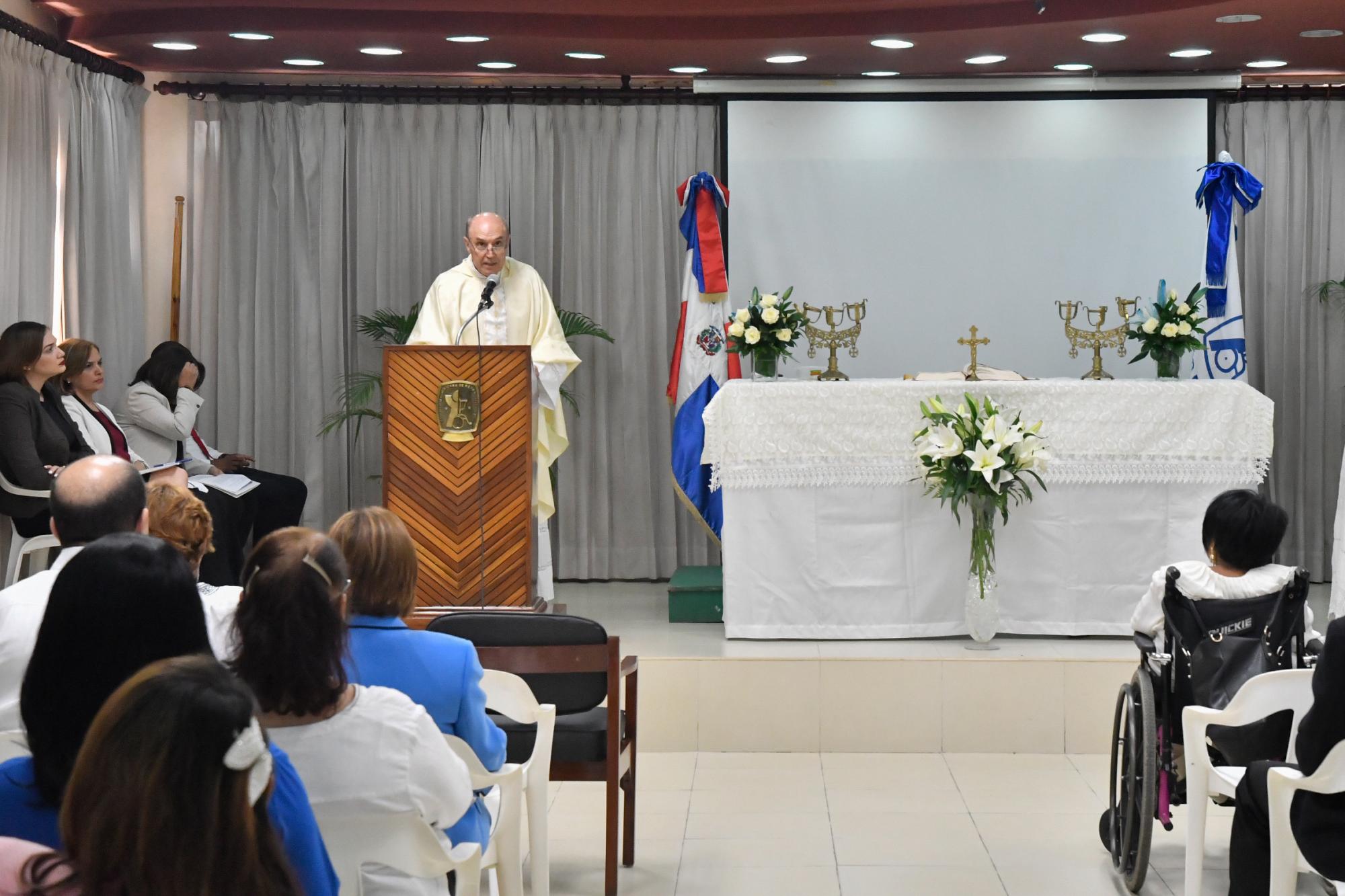 La misa fue celebrada en uno de los salones de la Asociación.