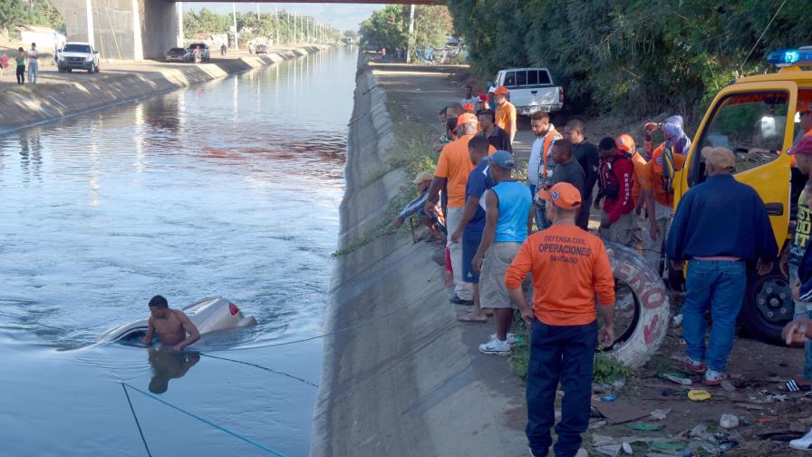 Joven sale ileso tras caer a canal de riego en un carro
